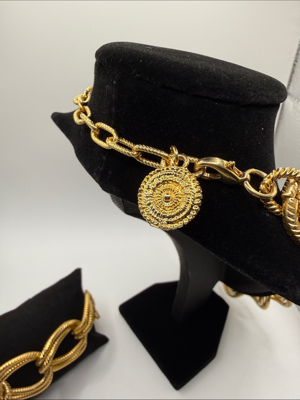 Gold Link Chain Necklace - Women Jewelry - Picture 2 of 7